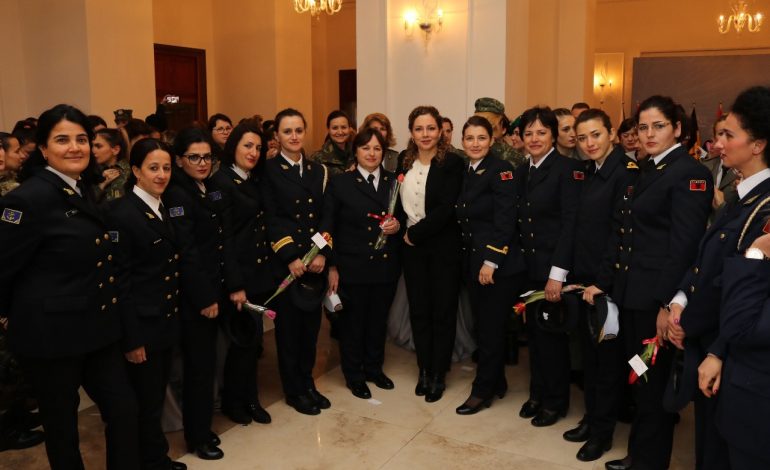 Xhaçka feston me ushtaraket: Jeni shembull i përkushtimit për familjen dhe vendin (FOTO)
