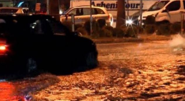 PËRKEQËSIMI I MOTIT/ Reshje të shumta shiu, përmbytet autostrada Tiranë-Durrës (VIDEO)