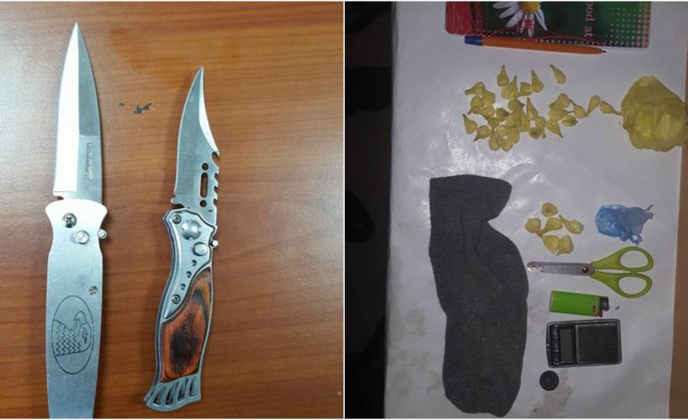 AKSION NE FIER/ Dy meshkuj dhe një femër në pranga, çfarë gjeti policia në dhomën “PRIVATE” të lokalit (EMRAT)