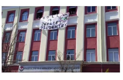 FOTO+VIDEO/ “700 euro për provim”, studentët përballen me “shefen” e universitetit: Pse vjen si trime?!