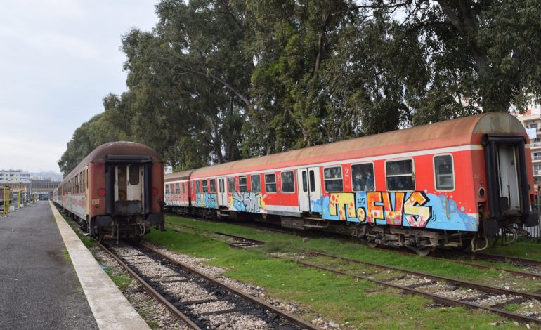 Treni merr përpara vajzën e mitur në Elbasan, rëndë në spital