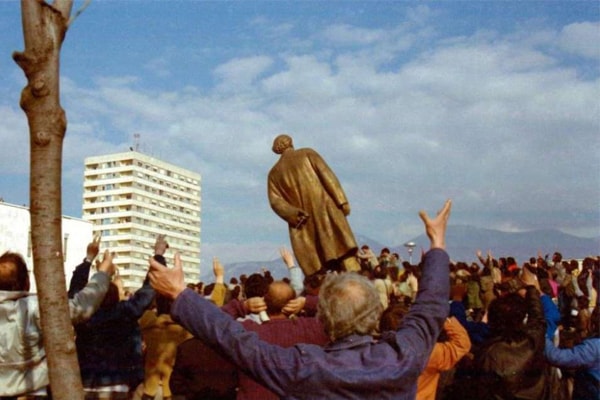 Të shfuqizohet ligji i Berishës, jo përkujtim më 20 shkurt/ PD kundër përkujtimit të rrëzimit të statujës së Enverit