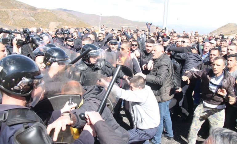 Protesta për taksën/ Shkopa gome e gurë, shihni përleshjen mes qytetarëve e policëve (VIDEO)