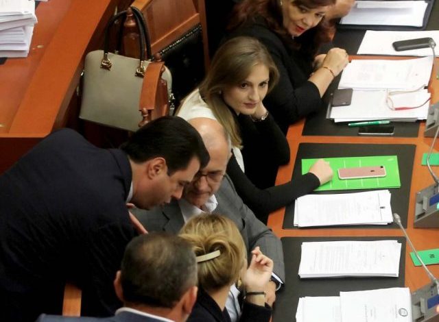 Pas protestës, bashkohet opozita. Kryemadhi me Vasilin dhe Gjoshën në zyrën e Bashës