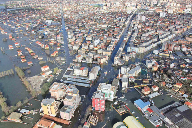 RESHJE DHE MOTI I KEQ/ Mijëra ha tokë dhe qindra banesa nën ujë; Si paraqitet situata në Shkodër