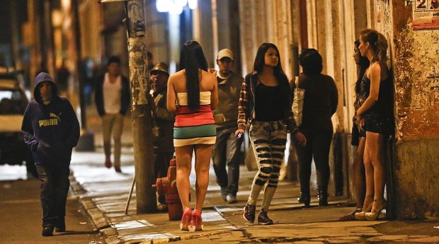 SHFRYTËZIM PROSTITUCIONI/ Zbulohet skema e veprimtarisë, arrestohen 3 femra. Bënin seks virtual