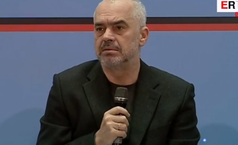 VIDEO/ Rama publikon historinë e Vjollcës. Çon 5 fishin e ndihmës ekonomike në shtëpi