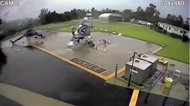 Momenti kur dy helikopterë përplasen gjatë uljes në pistë (VIDEO)