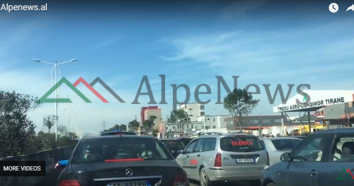 Bllokohet autostrada Tiranë-Durrës/ Një SELFIE në timon shkakton aksidentin dhe kaosin e madh në trafik (VIDEO)