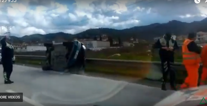 VIDEO/ Aksident në autostradën Tiranë-Durrës. Makina përmbyset në mes të rrugës, shoferi…