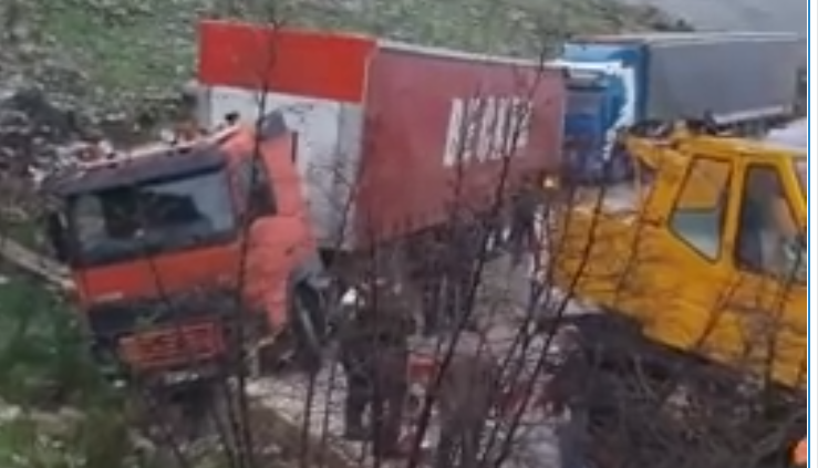 VIDEOLAJM/ Aksident nga moti i keq. Kamioni i tonazhit të rëndë del nga rruga dhe bllokon qarkullimin