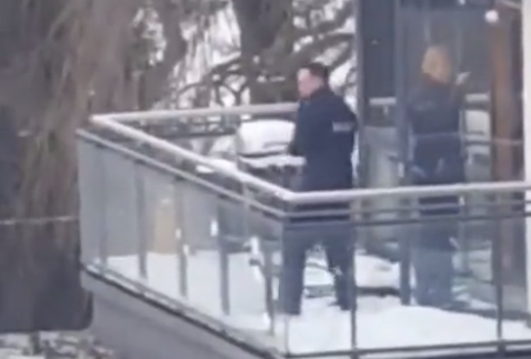 “Luftë” me topa bore, policët gjuajnë hajdutët nga ballkoni i banesës (VIDEO)