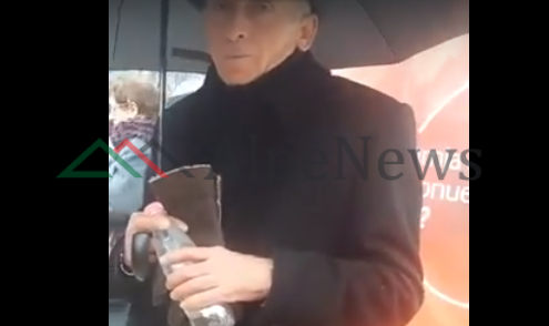 “TE HENKSHA PJESHKEN”/ Plaku “i uritur” ngacmon vajzat në stacionin e autobusit (VIDEO)