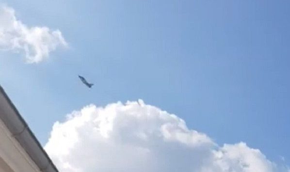 Avionët ushtarakë serbë fluturuan edhe sot mbi Preshevë, banorët në panik (VIDEO)