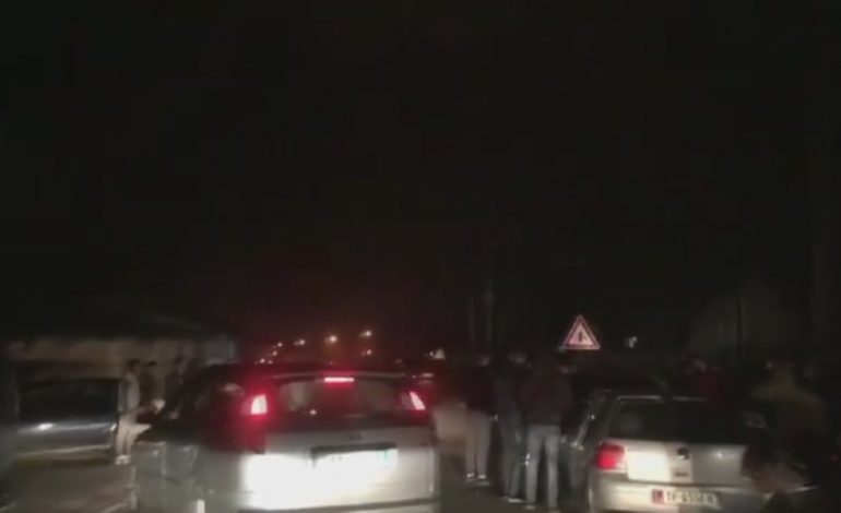 AKSIDENT NË TIRANË/ Përplasen dy makina, ka të plagosur (VIDEO)