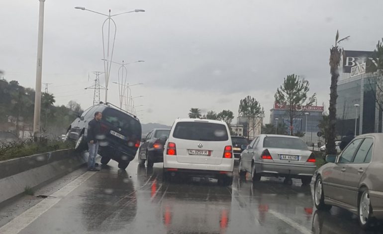 AKSIDENT I FRIKSHËM në autostradë/ Fuoristrada fluturon mbi bordurat ndarëse