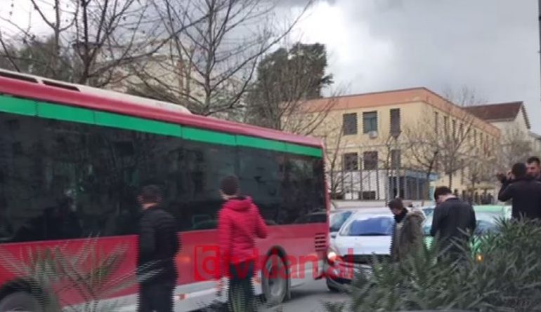VIDEO/ Aksident në rrugën “Asim Vokshi” në kryeqytet, paralizohet trafiku