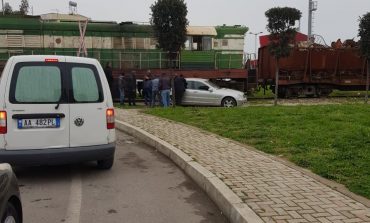 FOTOLAJM/ Çudira shqipëtare, parkon makinën te shinat e trenit, ulet në kafe…