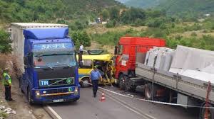 Tragjedi në Turqi/ Autobusi përplas një kamion, 13 viktima, mes tyre dhe fëmijë