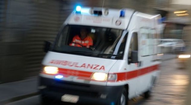 TIRANË/ Dy pllaka betoni “fluturojnë” nga stuhia dhe bien në kokën e 18 vjeçarit