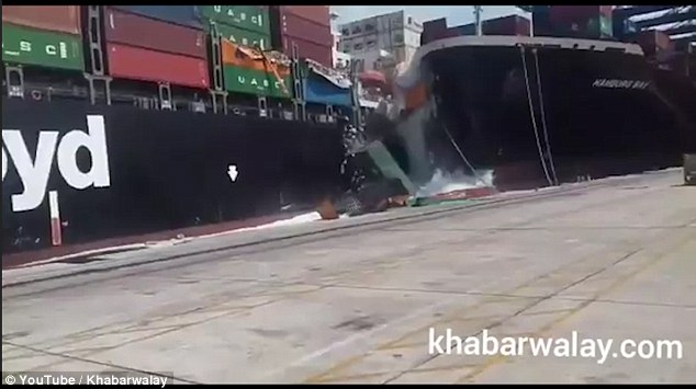 VIDEO/ Dy anije të mëdha përplasen në port, mbi 20 kontenierë bien në det
