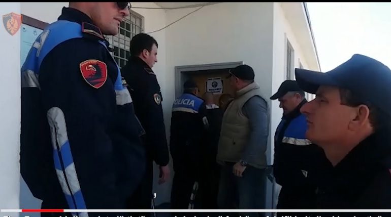 FIER/ Falsifikonin dokumente për migracion të paligjshëm, ARREST ME BURG 3 personave (EMRAT)