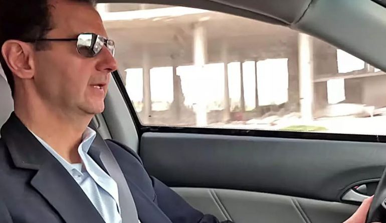 E RRALLË/ Presidenti sirian Assad shëtit me makinë në rajonet e rrafshuara nga bombardimet e tij…