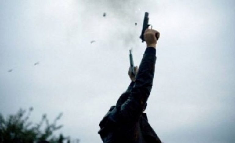 BULQIZË/ Qëllon në mes të qytetit me armë zjarri, arrestohet 19 vjeçari