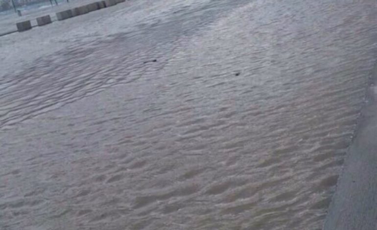 PËRKEQËSIMI I MOTIT/ Deti përmbyt Lungomaren. Situatë e rënduar në Vlorë (FOTO)