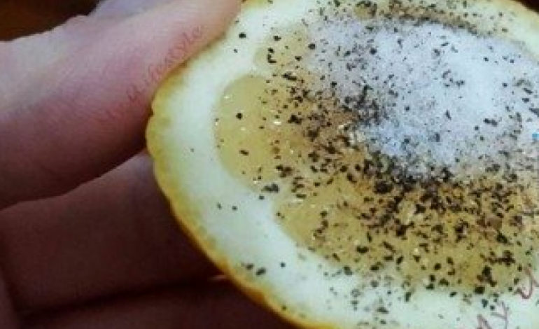 Përzieni limonin me kripë dhe piper, dhe shihni se çfarë i ndodh trupit tuaj