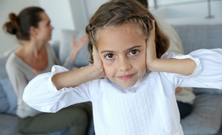 10 gjërat që nuk duhet t’i bëni para syve të fëmijës suaj