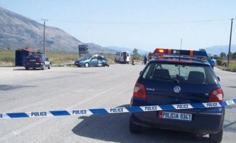 Lënë nam GRABITESIT NE VLORE/ I vjedhin makinën policit por e aksidentojnë me shtyllën e korentit, me vrap… (FOTO)