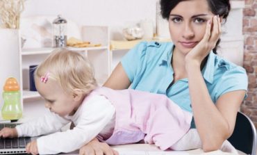 Nënat që rikthehen shpejt në punë pas lindjes, po prodhojnë fëmijë me çrregullime mendore