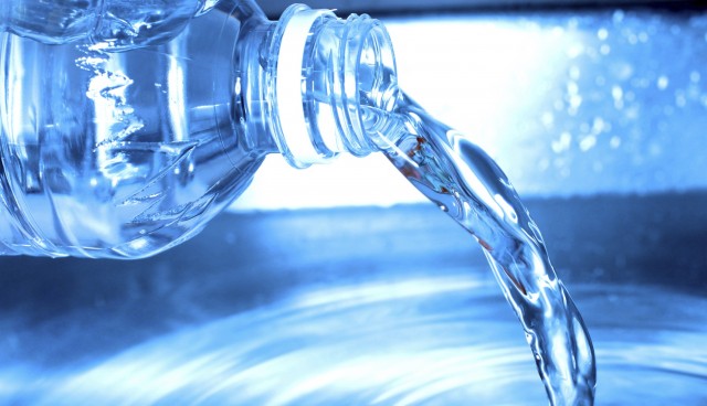 Uji në shishe plastike, mund të përmbajë copëza…