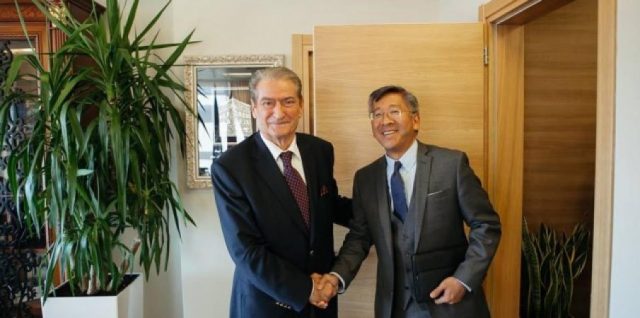 Donald Lu vizitë suprizë në zyrë Berishës, ja për çfarë diskutuan