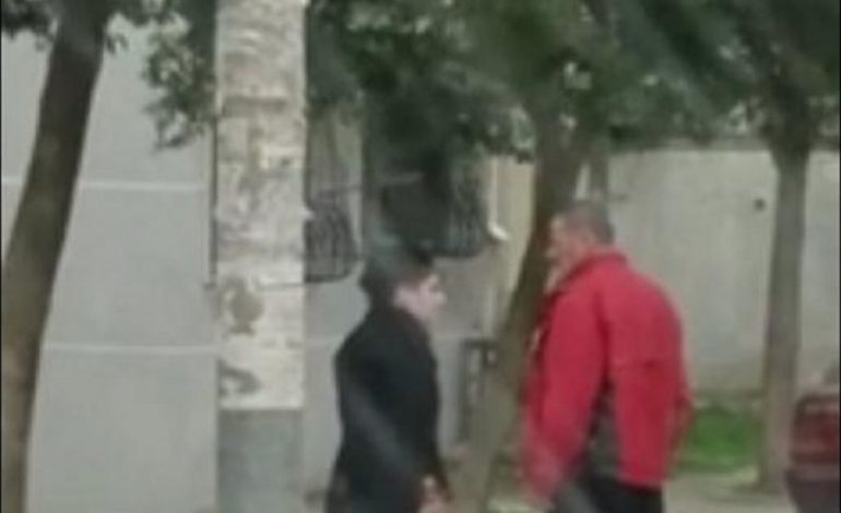 Gruaja në Tiranë rreh burrin me çadër në mes të rrugës: Ik në shtëpi, qen! Edhe ke… (VIDEO)