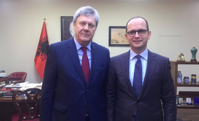 Helmimi i ish-spiunit/ Bushati iu komunikon dy diplomatëve rusë vendimin e Ramës