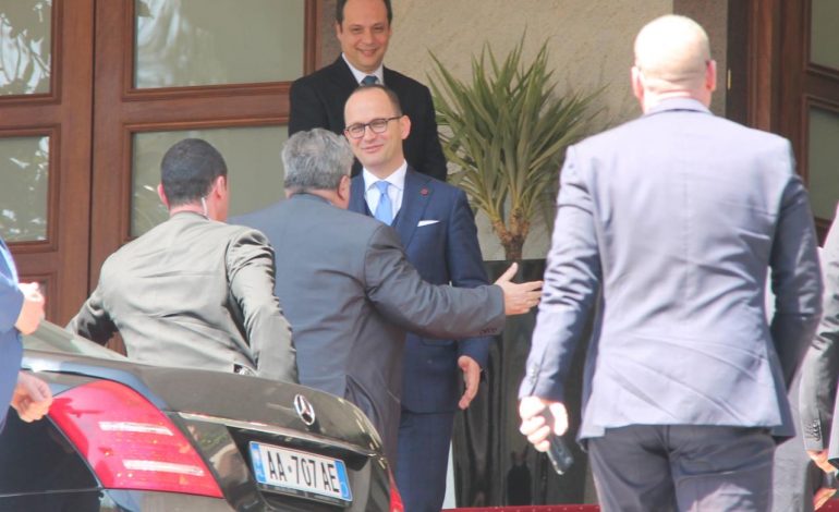 Kotzias mbërrin në Tiranë, takohet me ministrin Bushati. Zbulohet tema e bisedës