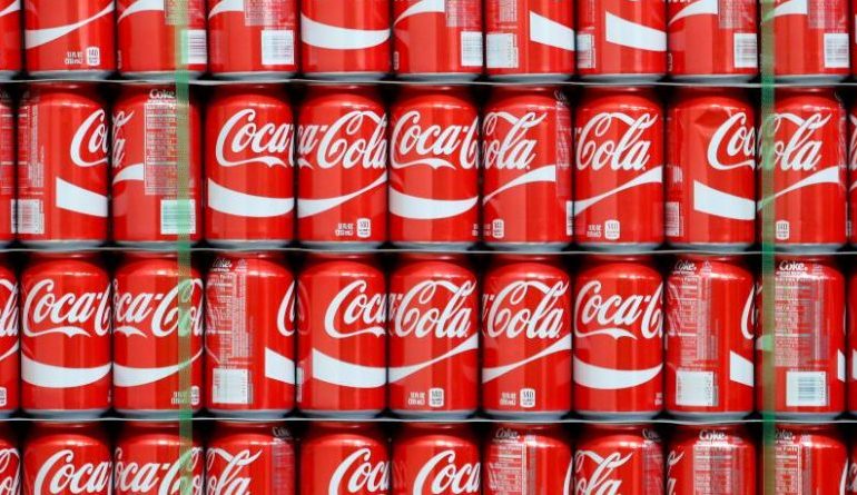 Punëtori i Coca-Cola kapet duke urinuar në kanaçe