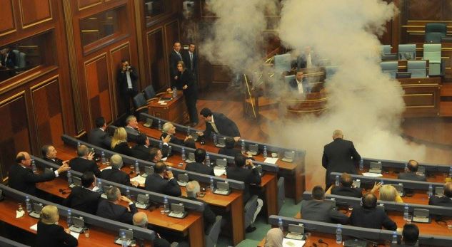 Hodhën gaz lotsjellës në Kuvendin e Kosovës, sa do rrinë në burg 7 deputetët
