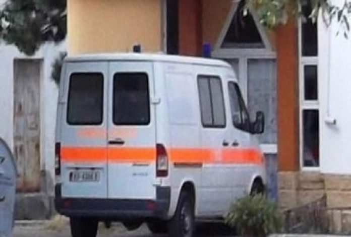 E TRISHTE/ I mituri pret damarët e duarve Ditën e Verës, në banesë ishte…