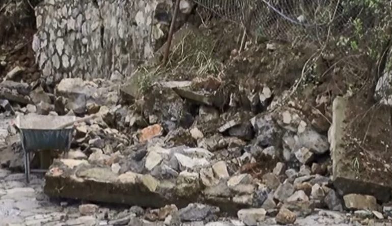 Rrëshqet toka në Lezhë, shembet muri mbrojtës i kalasë (VIDEO)