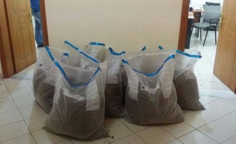 Policia i kontrolloi makinën e prishur/ 42 vjeçarit i gjejnë një sasi të madhe KANABISI (EMRI)