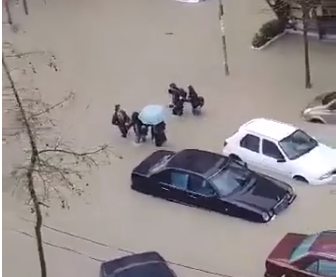 Me urgjencë drejt spitalit por i fiket makina, peripecitë e të sëmurit në Durrësin e përmbytur (VIDEO)
