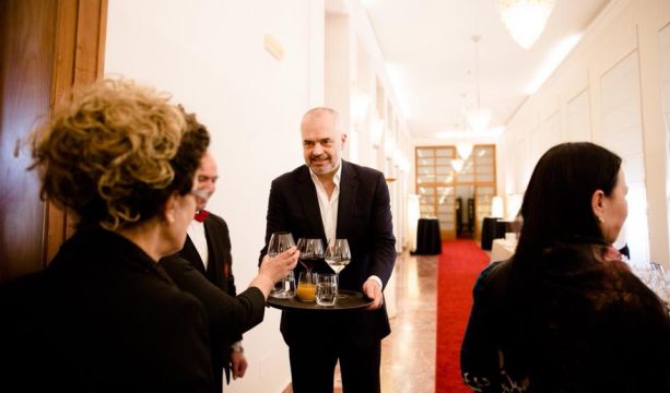 FOTO E DITËS/ Edi Rama “kamerier” për një ditë: Merr tabakanë dhe u shërben… mësuesve!