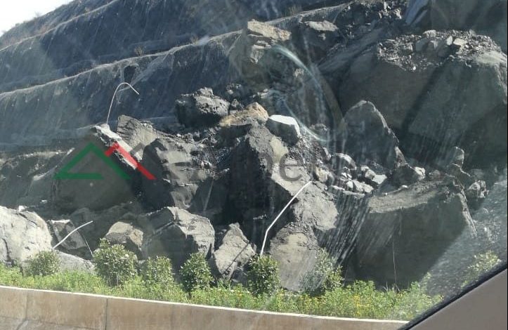 Rrëshqitja e masivit të gurëve në aksin Elbasan-Tiranë, prej muajsh qëndron i bllokuar (FOTO)