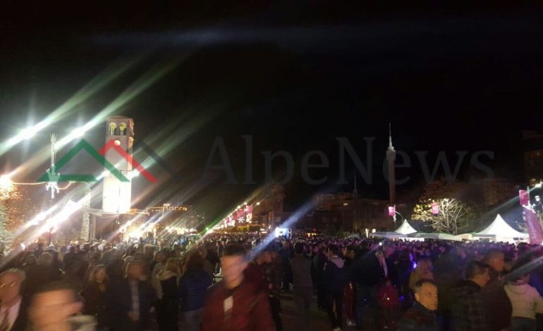 DITA E VERËS/ Atmosfera LIVE në qytetin e Elbasanit, qytetarët festojnë… (FOTOT)