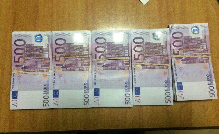 Zbarkon në Rinas/ Izraelitit që udhëtonte nga MOSKA i sekuestrohen 250.000 euro të padeklaruara