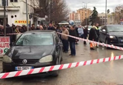 VIDEO nga momenti i kapjes së autorëve/ Grabisin “Exchangen” në Fier, policia ndalon në flagrancë të tre autorët