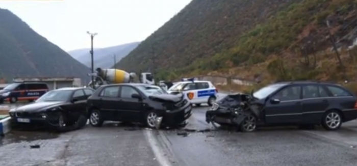 AKSIDENT I RËNDË/ Përplasen dy makina, plagosen pesë persona. Mes tyre edhe DY vajza